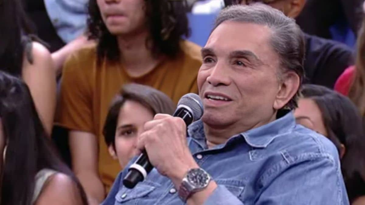 Dedé Santana, aos 88 anos, é internado em hospital no Rio com complicações renais
