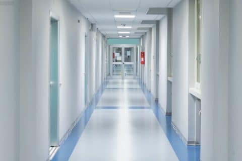 Jovem mãe dá à luz em banheiro de hospital após suposta negligência da equipe de enfermagem
