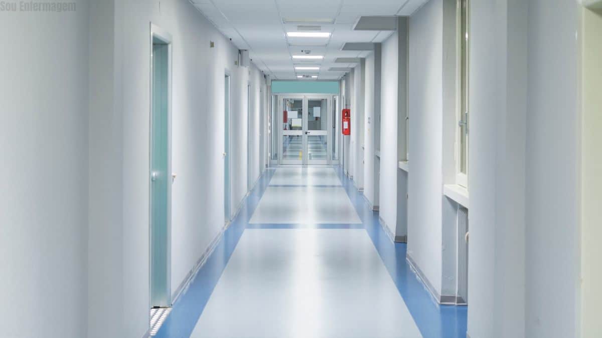 Jovem mãe dá à luz em banheiro de hospital após suposta negligência da equipe de enfermagem
