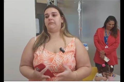 Menina com síndrome intestinal rara encontra na escola do hospital uma chance de viver momentos únicos da infância
