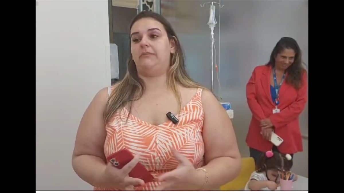 Menina com síndrome intestinal rara encontra na escola do hospital uma chance de viver momentos únicos da infância