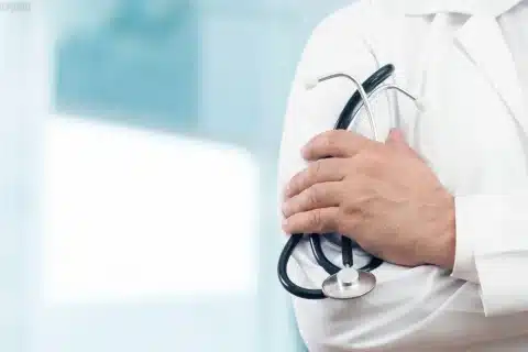 Mensalidade de medicina chega a R$ 15 mil e ministro defende regulação para evitar abusos