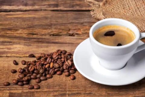 ANVISA retira 17 marcas de café do mercado por risco à saúde impurezas e falhas na produção alarmam consumidores
