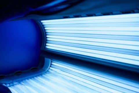 Anvisa amplia restrições e proíbe uso de lâmpadas em equipamentos de bronzeamento artificial