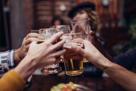 Estudo brasileiro revela limite crítico no consumo de álcool ligado a danos cerebrais