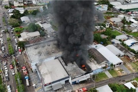 Incêndio de grandes proporções atinge concessionária e loja automotiva em Cruzeiro do Sul e deixa sete pessoas intoxicadas