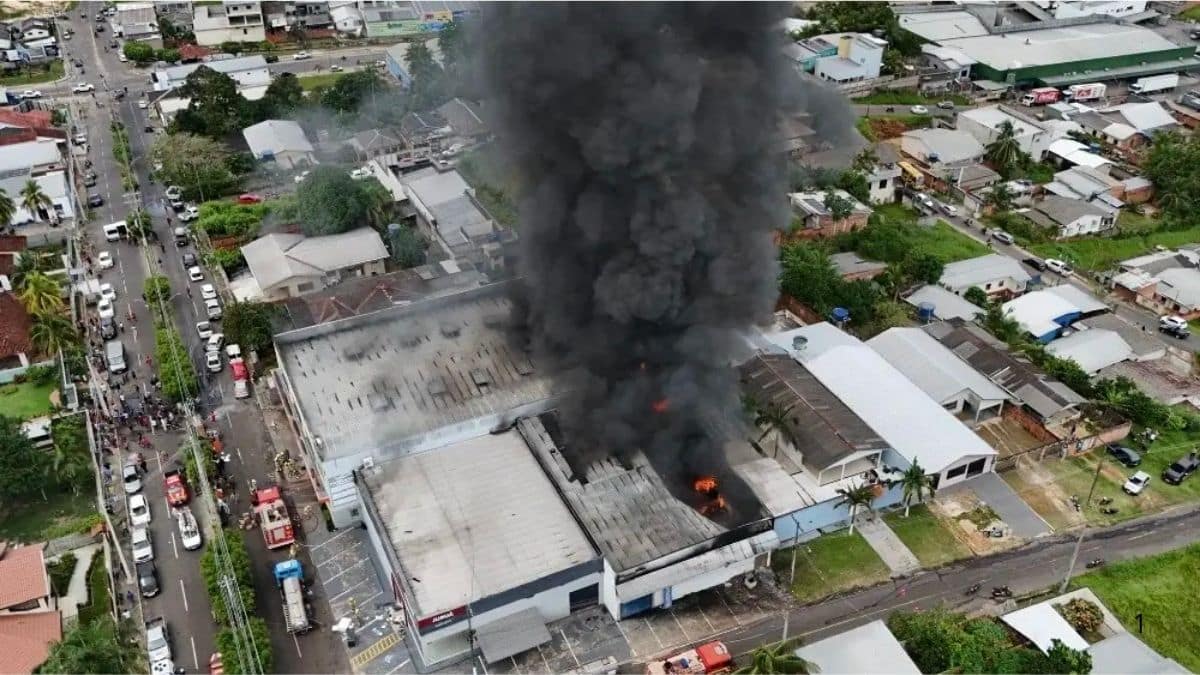 Incêndio de grandes proporções atinge concessionária e loja automotiva em Cruzeiro do Sul e deixa sete pessoas intoxicadas