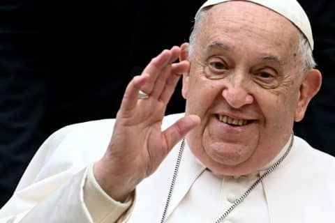 Morre o Papa Francisco, símbolo de simplicidade e renovação na Igreja Católica