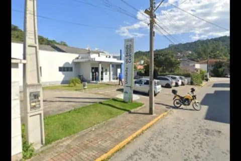 Paciente armada com faca provoca caos em posto de saúde de Brusque