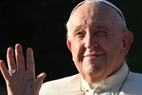 Papa Francisco morre aos 88 anos em decorrência de AVC e insuficiência cardíaca entenda as doenças e seu histórico de saúde
