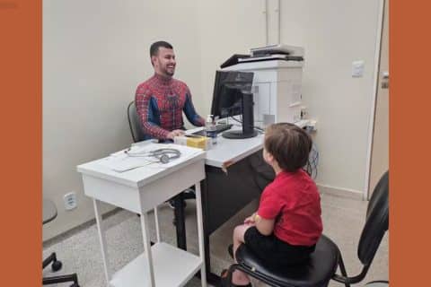Pediatra do DF transforma rotina hospitalar ao vestir fantasias de super-heróis para acolher crianças