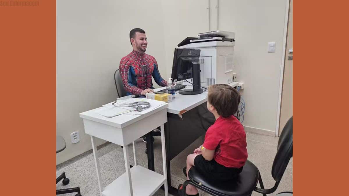 Pediatra do DF transforma rotina hospitalar ao vestir fantasias de super-heróis para acolher crianças