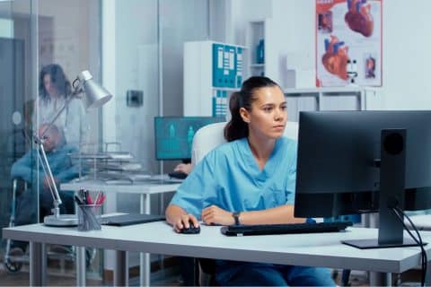 Plataforma lança pacote com 55 cursos de Clínica Médica online por R$ 399,99