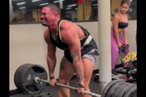 Atleta surpreende ao sangrar pelo rosto durante treino pesado e vídeo viraliza nas redes