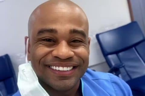 Cezar Black volta ao batente no SUS e explica por que escolheu a enfermagem em vez da fama