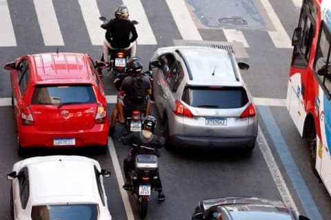 Acidentes de moto lotam hospitais e empurram cirurgias complexas para o fim da fila no SUS