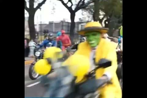 Motociclistas fantasiados transformam hospital infantil em Buenos Aires em cenário de alegria