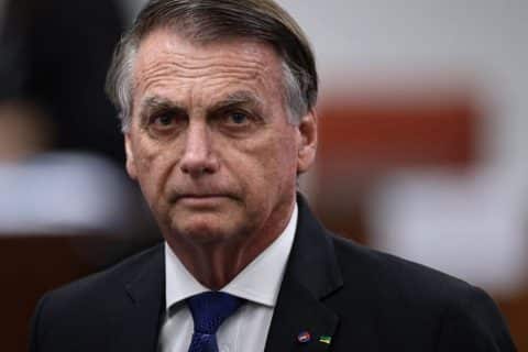 Entre soluços e vômitos, Bolsonaro preocupa aliados e médicos