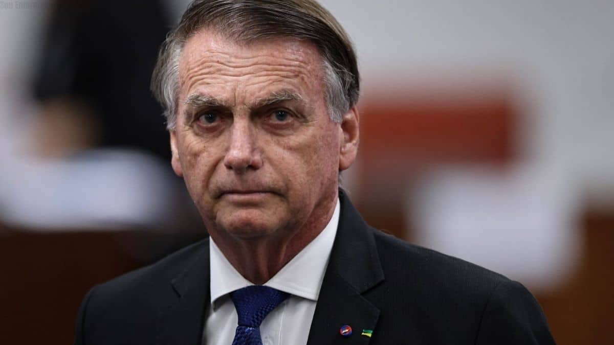Entre soluços e vômitos, Bolsonaro preocupa aliados e médicos
