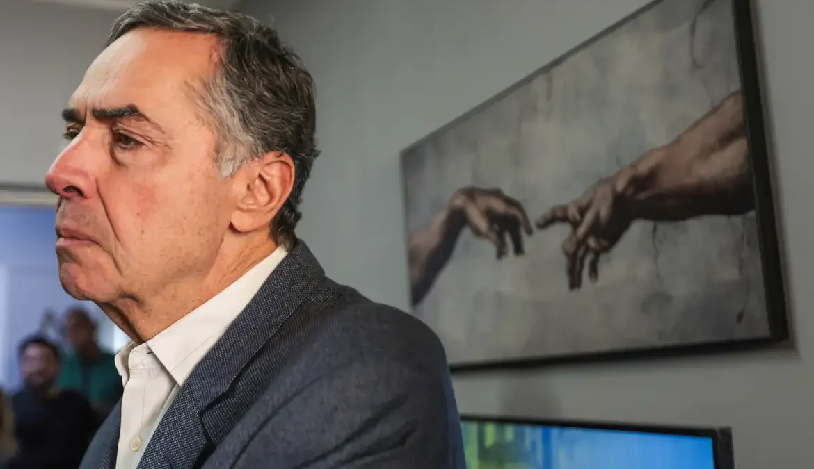 Ministro Barroso é internado após passar mal em Brasília