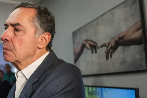 Ministro Barroso é internado após passar mal em Brasília