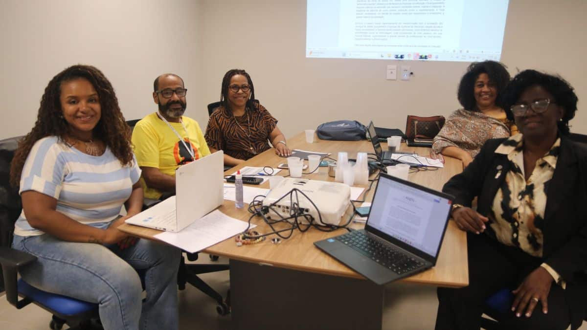 Cofen Estrutura Política Nacional de Combate ao Racismo na Enfermagem com Ações Práticas