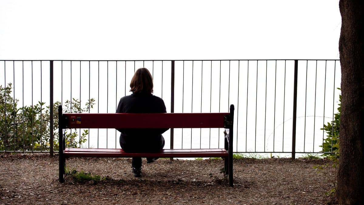 Como a solidão afeta o cérebro e o corpo durante o fim do ano