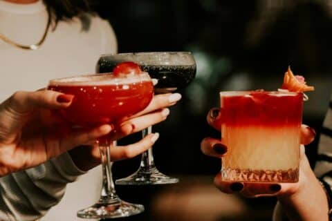 Como proteger o corpo ao beber álcool em festas e eventos