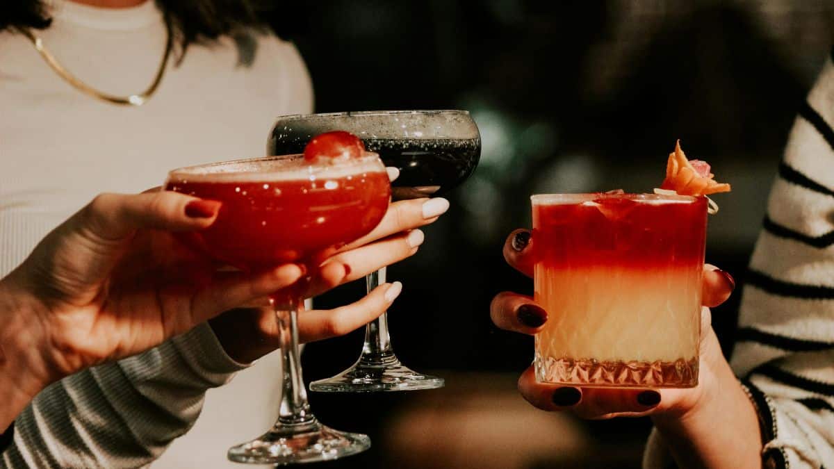 Como proteger o corpo ao beber álcool em festas e eventos
