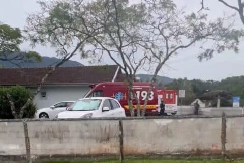 Homem pede socorro médico depois de ser esfaqueado por "amiga" em SC