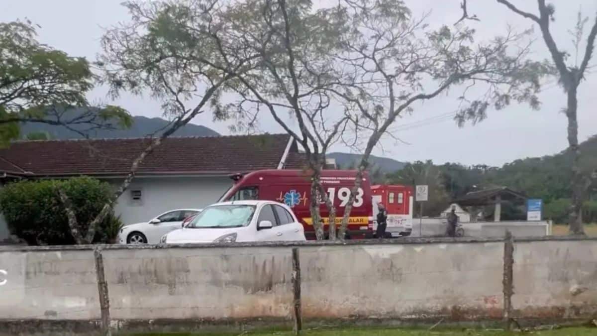 Homem pede socorro médico depois de ser esfaqueado por "amiga" em SC