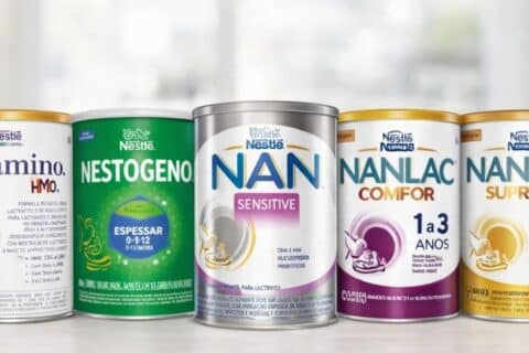 Latas de fórmulas infantis da Nestlé alinhadas, incluindo Nestogeno, Nan, Nanlac e Alfamino, produtos com lotes suspensos pela Anvisa