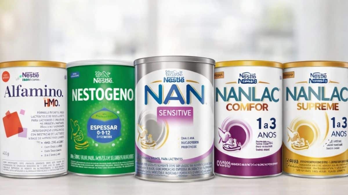 Latas de fórmulas infantis da Nestlé alinhadas, incluindo Nestogeno, Nan, Nanlac e Alfamino, produtos com lotes suspensos pela Anvisa