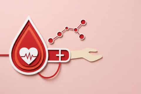Ilustração simboliza doação de sangue, com bolsa e braço conectado, representando alerta sobre estoques baixos em bancos de sangue