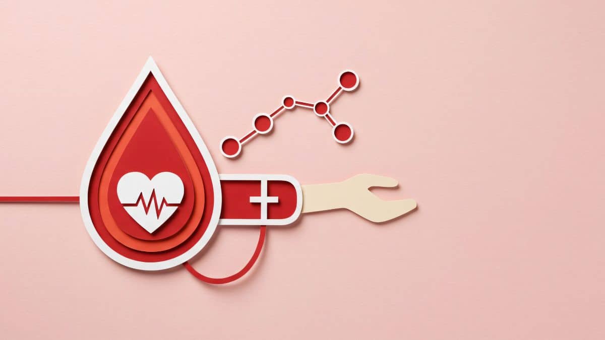 Ilustração simboliza doação de sangue, com bolsa e braço conectado, representando alerta sobre estoques baixos em bancos de sangue