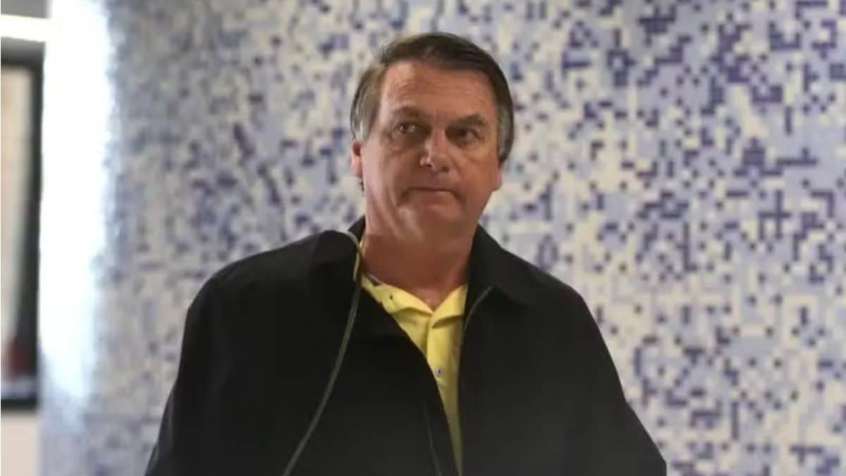 Bolsonaro deixa hospital e retorna à prisão da PF após alta médica