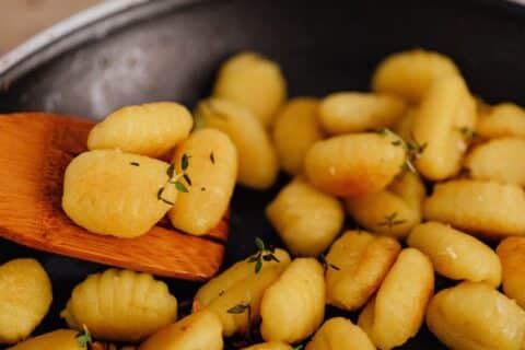 Batatas douradas preparadas com pouco óleo em frigideira, ilustrando consumo mais saudável do alimento