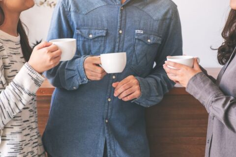 Como o café afeta a saúde bucal e o que fazer para proteger os dentes