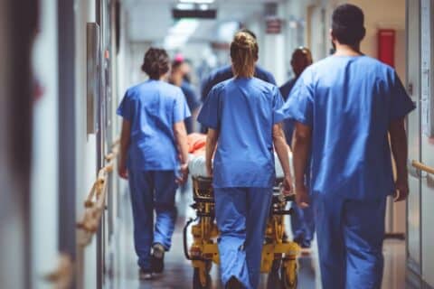 Comportamentos que médicos de emergência recomendam evitar