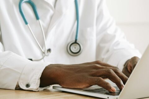 Exposição nas redes sociais coloca médicos sob risco de processos