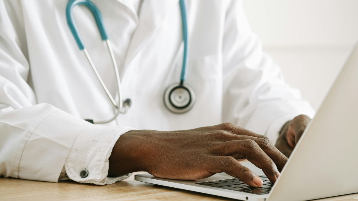 Exposição nas redes sociais coloca médicos sob risco de processos
