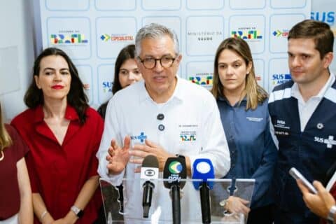 Ministro da Saúde, Alexandre Padilha, fala à imprensa durante coletiva oficial sobre ações do SUS, acompanhado por integrantes do Ministério da Saúde.