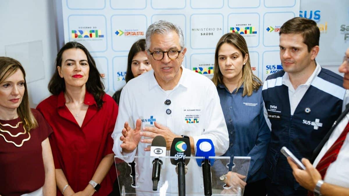Ministro da Saúde, Alexandre Padilha, fala à imprensa durante coletiva oficial sobre ações do SUS, acompanhado por integrantes do Ministério da Saúde.