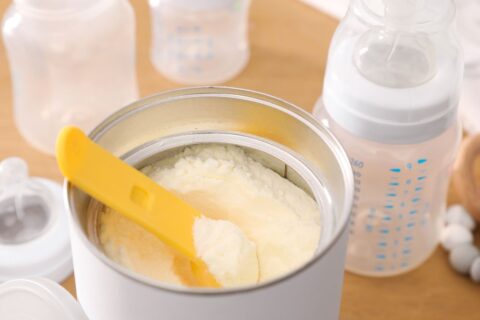 Nestlé, Danone e Lactalis fazem recall de fórmulas infantis por risco de toxina