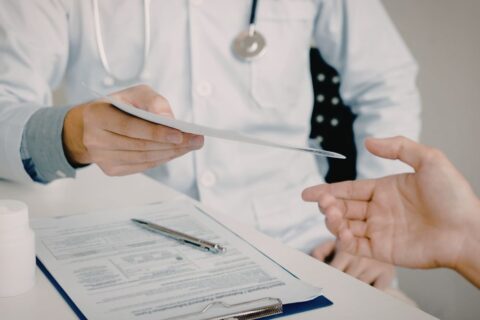 O Fim do Monopólio da Caneta: A "Guerra" da Prescrição Médica no Brasil e a Realidade Global