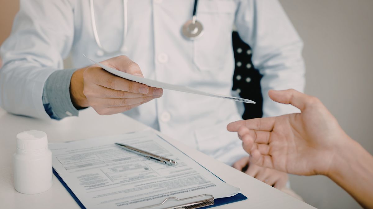 O Fim do Monopólio da Caneta: A "Guerra" da Prescrição Médica no Brasil e a Realidade Global