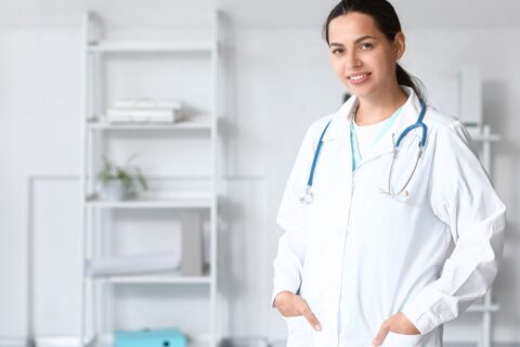 Pela primeira vez, mulheres são maioria na medicina em SP