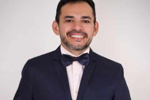 Raimundo Renato da Silva Neto, enfermeiro e editor na área da saúde, posa para retrato profissional ao celebrar aniversário e trajetória na enfermagem brasileira.