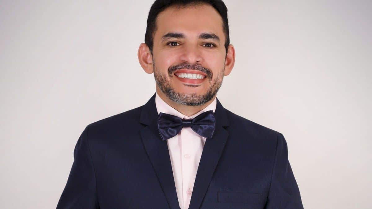 Raimundo Renato da Silva Neto, enfermeiro e editor na área da saúde, posa para retrato profissional ao celebrar aniversário e trajetória na enfermagem brasileira.