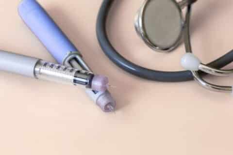 Canetas emagrecedoras injetáveis ao lado de estetoscópio, representando riscos do uso sem procedência e sem acompanhamento médico